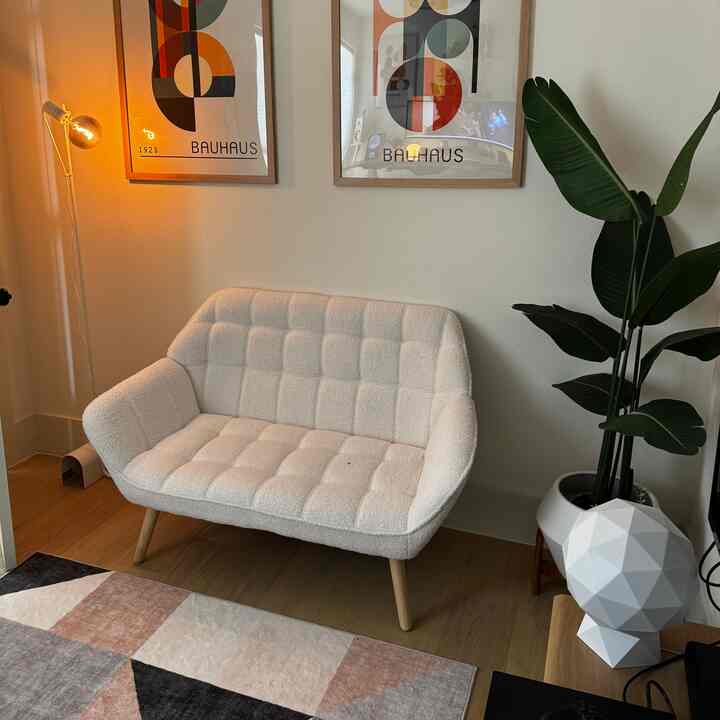 The opposite side of the home office desktop, allows for a cozy space to relax when not working!
#cozyoffice #officespace #workplace 