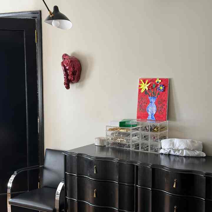 Black furnitures never boring 
블랙인테리어 🖤 
#blackinterior #furniturearrangement #MUJI  #knoll #hermanmiller 

