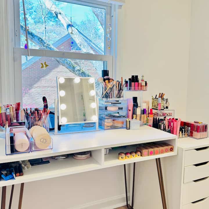 Just a girl and her beauty sanctuary! 💄💕

#makeup #beautyhome #makeuproom #Cosmeticorganizer #organize #Organizecosmetics #organizingtips #cozy #cozyroom #cozyhome #warm #warmhouse 