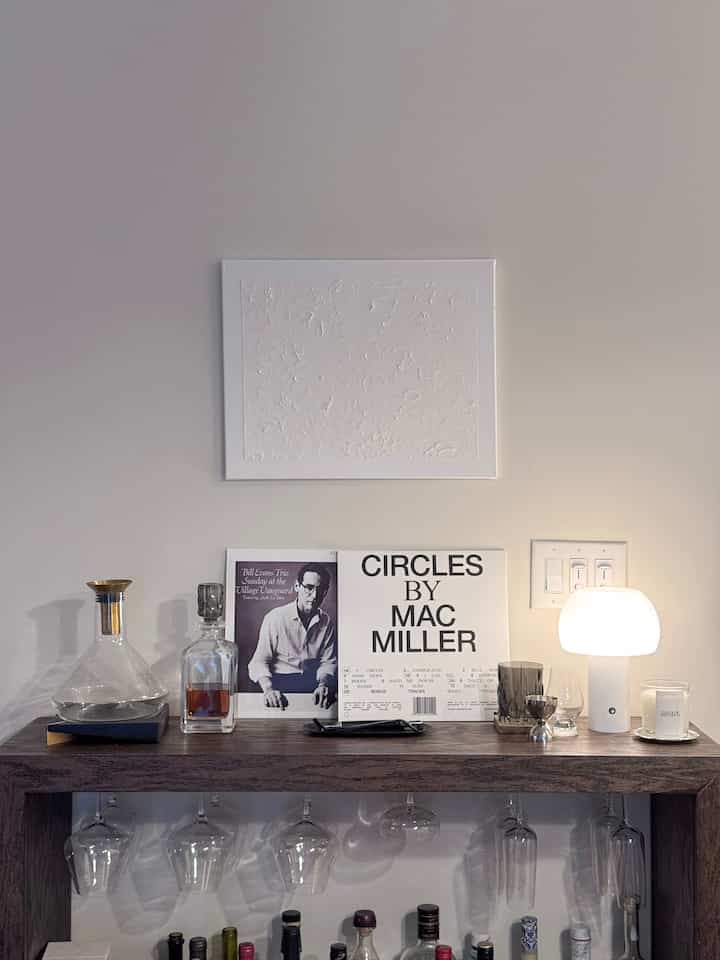 Late nights, ambient lighting, and a glass of whiskey hit different🥃✨
#ambientlighting #homebar #lamp #homedecor #drinkware #moody