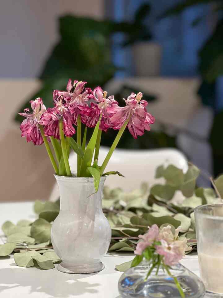 Flowers on the table #diningtable #saarinentable #knoll #tabledecor #diningroom #cozydiningroom #cozydecoe