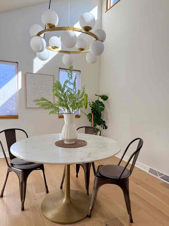 My favorite combination is marble and brass, complemented by natural light emanating from a high ceiling.
#marble #dining #diningroom #marbletable #natural #modern #light #brass #lighting #metal 