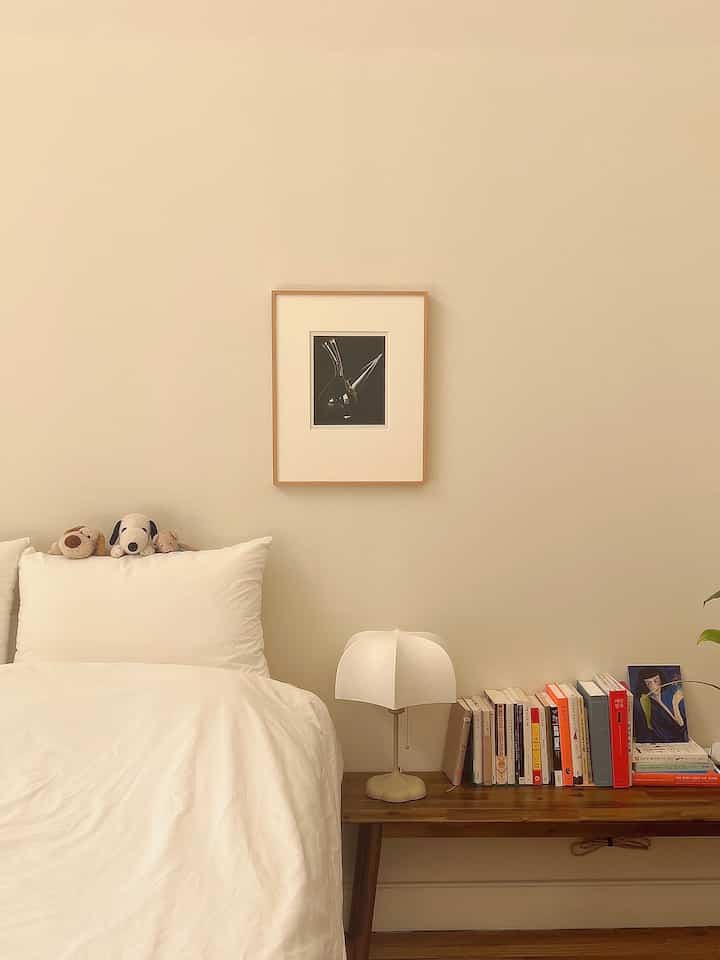 Most minimal part of my home.
#bedroom #bedroominterior #bedroomdecor #bedding #Beddingrecommendations #minimal #minimalinterior 