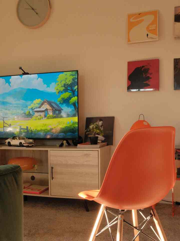 The sun makes everything look bright and clean :) I always like to use a duster to get rid of any dust on all surfaces. 

The sun glowing on this chair is perfect ☀️
With this, the promise of a beautiful Spring season :)

Can’t wait for the sun to stay as a permanent guest in my apartment!

#springinterior #warmhouse #orange #mcm #naturallight