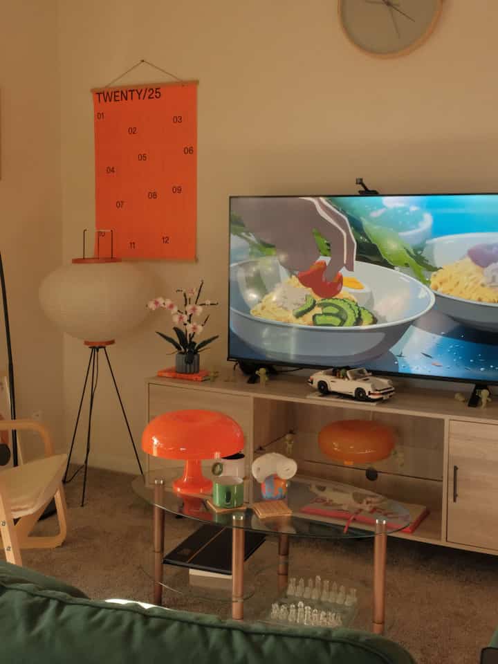 Clean home ready for guests ☺️ 
The event of the day: my roommate’s birthday!

#warmlighting #warmhouse #springinterior #spring #lampglow #ikealamp #tvstand