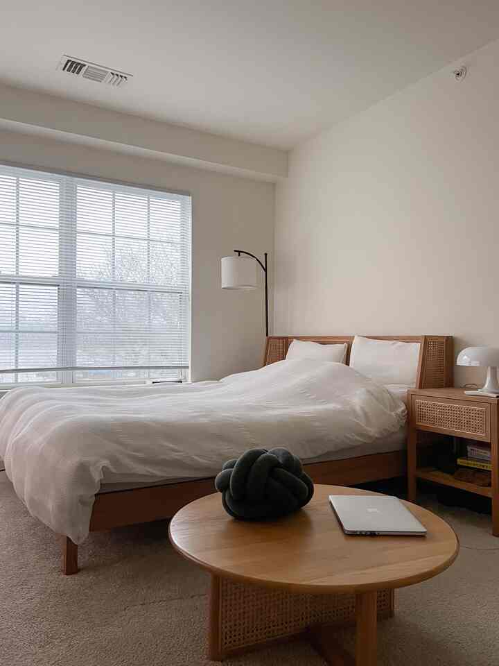 Keeping the bedroom tidy is harder than it seems… probably because making the bed feels like such a chore!

#bedroom #bedding #bedroominterior #whitewood #whitewoodinterior #whiteinterior #woodenfurniture #WoodInterior 