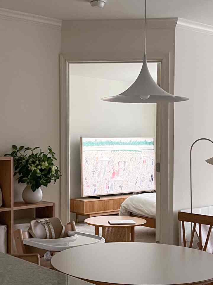 So tidy!✨🤍

#livingroominterior #livingroom #livingroomdecoration #samsungtv #WoodInterior #beigeinterior #beigetone 