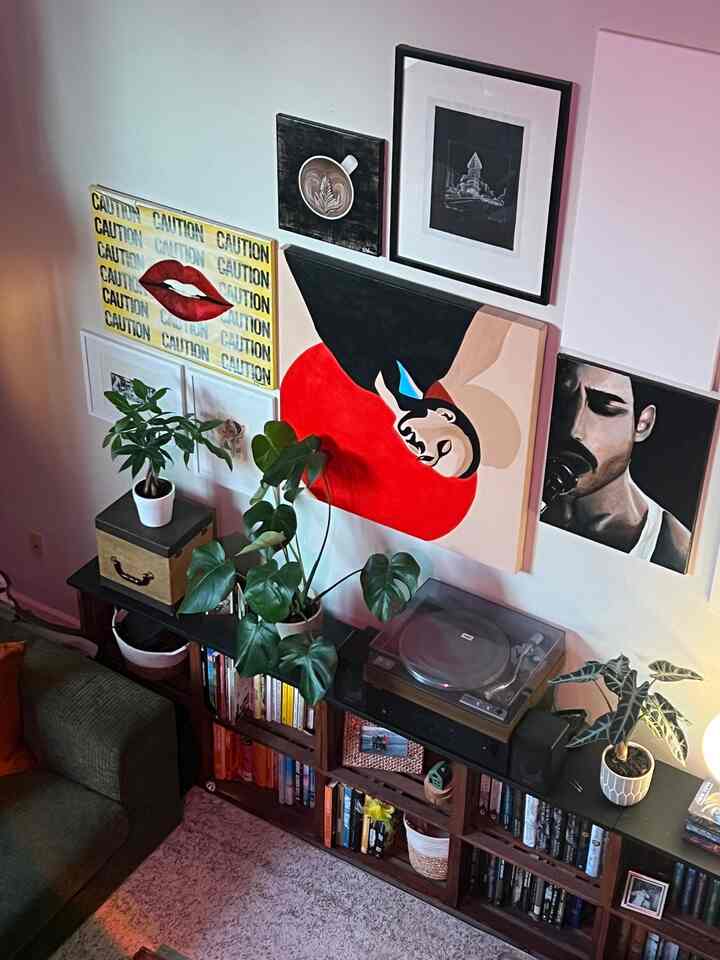 Area di rumah saya yang selalu memajang tiga koleksi yang terus bertambah ini: buku, tanaman, dan seni 📚🪴🎨 #homelibrary #gallerywall #plants #loftstyleliving #loftapartment #cityliving #cityapartment