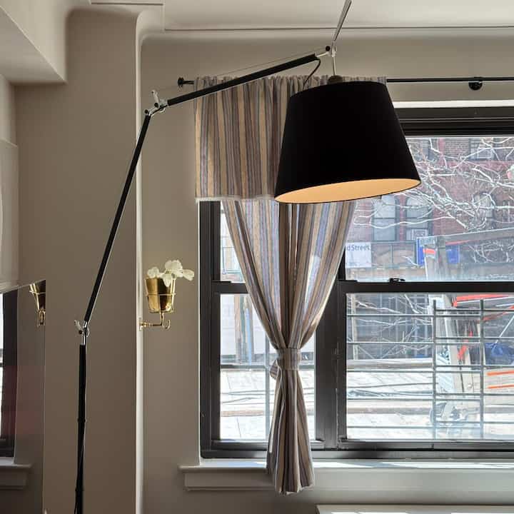 Bagaimana harimu? 
Cahaya musim semi sudah mulai muncul 💚 

#pertengahanabad #MidcenturyModern #Floor #floorlamp #livingroominterior #window