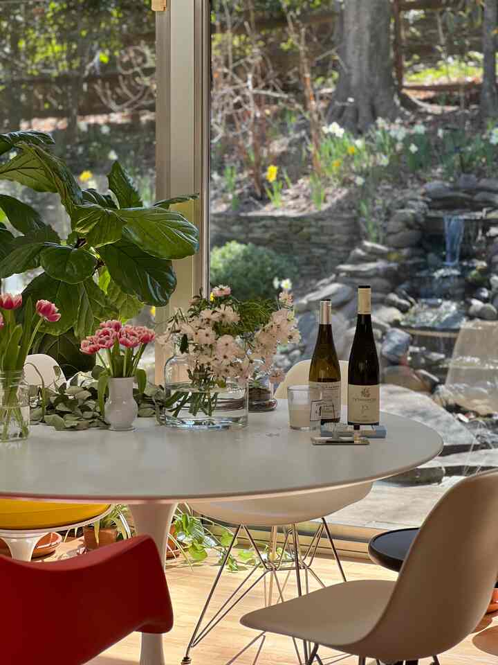Spring flowers #diningroom #dinigntable #knoll #saarinentable #eamschair #diningchair #knolltable #diningroomdecoe