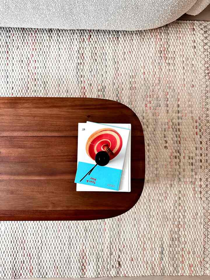 A cozy moment with a pop of color—because details matter!
#LafayetteNY #modernliving #woodtable #arearug #curvedsofa #minimalinterior #minimalism #moderndesign