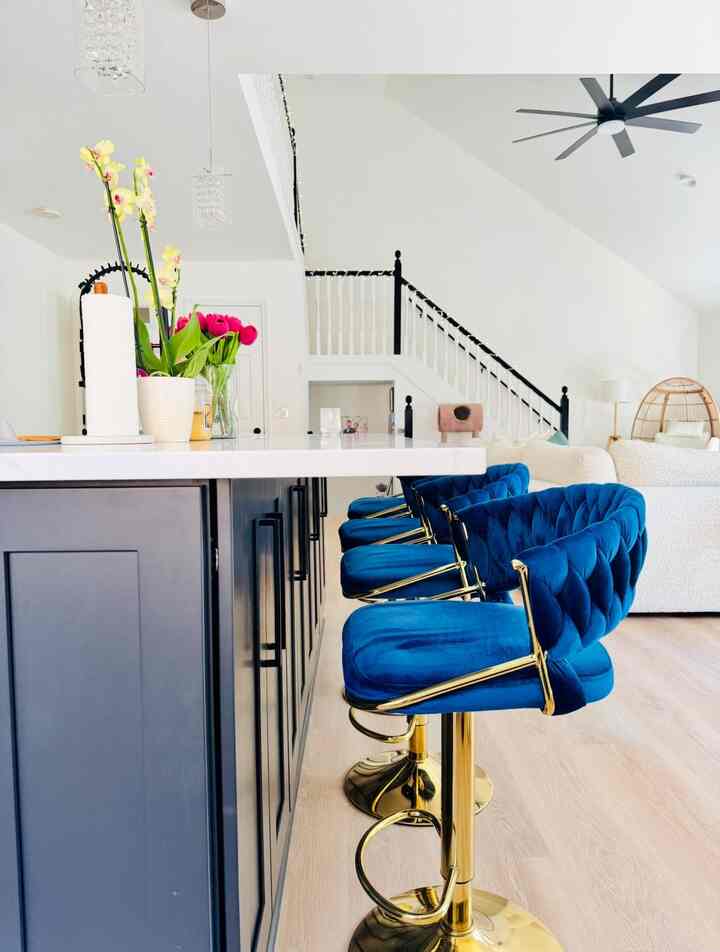 Keseimbangan sempurna antara berani dan canggih 💙

#kitcheninterior #kitchen #kitchendecoration #barchair #bartable #warm #warmhouse #cozy #cozyroom #cozyhome #CozyInterior