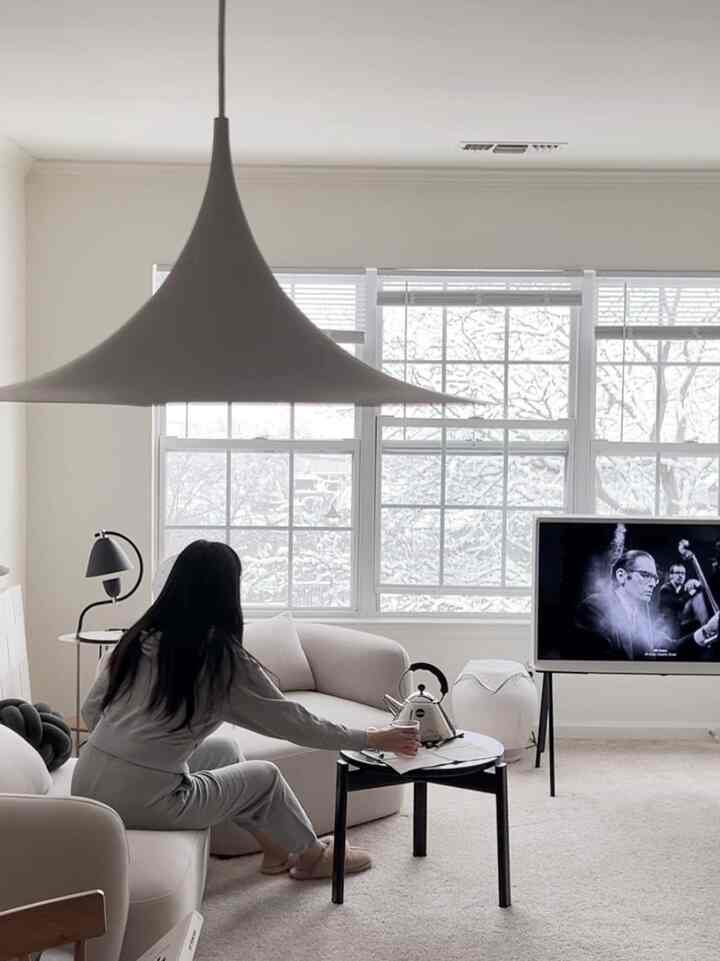 Keeping it clean is a challenge, so I make sure to take plenty of photos while it lasts🙈
I love enjoying a cup of tea or coffee after cleaning. It’s like a little reward for all my hard work!

#livingroominterior #livingroom #livingroomtable #whitewoodinterior #whiteinterior #whitewood #blackinterior 