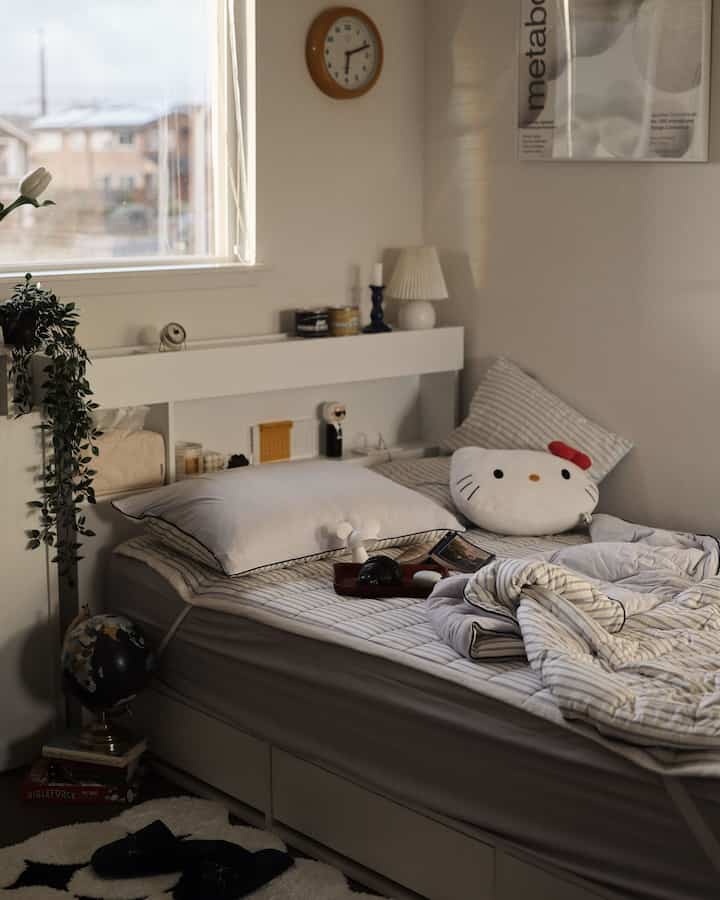 My girl’s room interior😺


#hometour #roomtour #bedroom #bedroominterior #bedroomdecor #bedding #storagebed #beddingset #tissuecover #plant #wallclock #Posterframe 