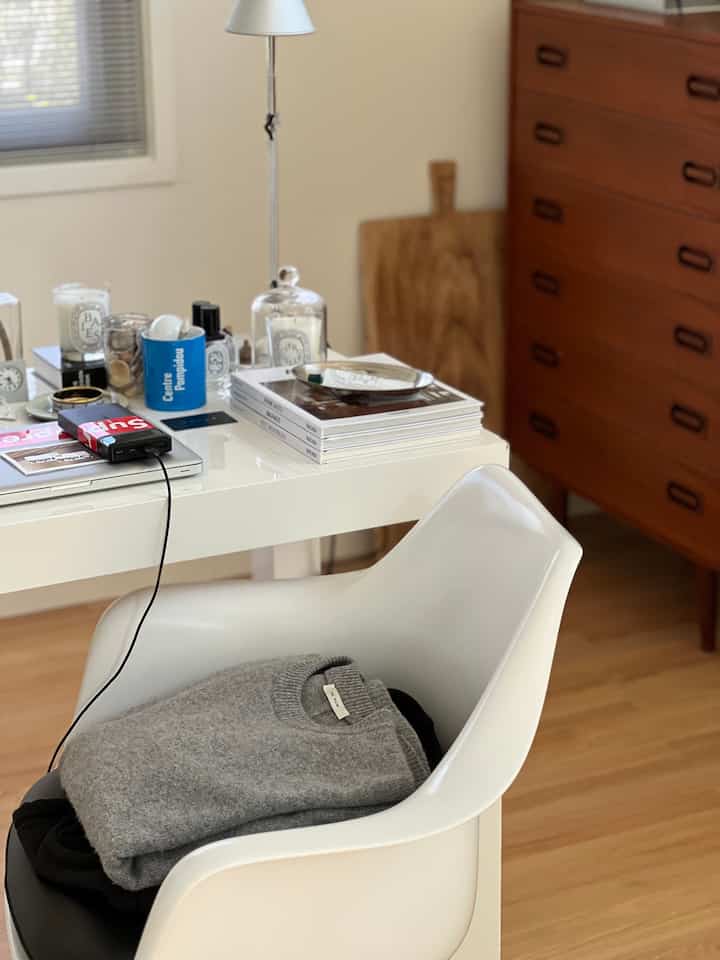 🤍🩶 #homeoffice #officelook #officedecor #roomdecor #desk #deskdecor
#deskdecoration