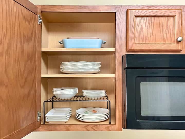 Only put in as many bowls and plates as the number of my family members 🤍

#oldhouse #minimalism #minimalistkitchen  