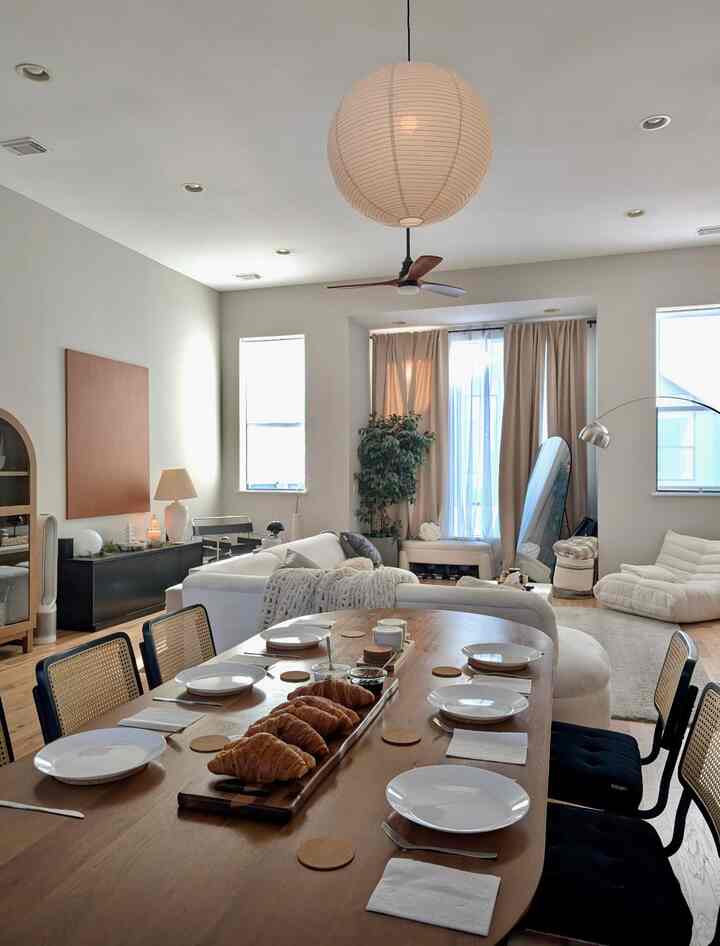 makan siang bersama teman-teman sambil menikmati pemandangan netral yang indah 🌿 #japandi #woodinterior #wood #oak #mcm #diningset #brunch