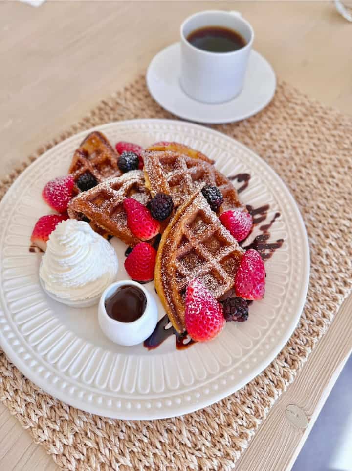 Waffle and coffee for breakfast.🧇☕️ 
#dining #diningtable #wood #natural #woodtable #table #breakfast