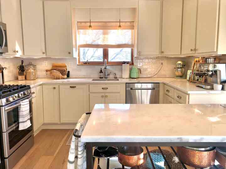Love the color scheme of my kitchen and shiny backsplash. 
#kitchen #backsplash #copperpot #marble #modern #clean 