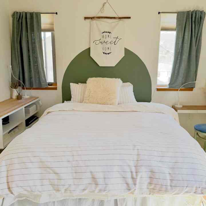 Mengecat dinding bisa menjadi alternatif yang bagus untuk kepala tempat tidur. Anda dapat mengecatnya dengan warna dan bentuk apa pun yang Anda suka! 
#kamartamu #bedroom #headboard #green #warm #natural #bed
