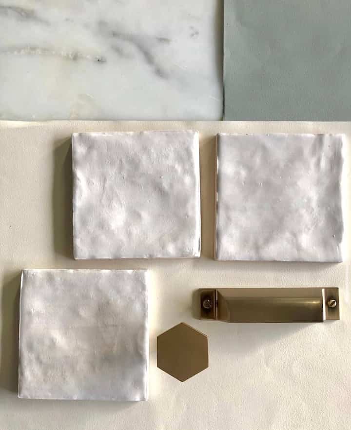 When we renovated our kitchen entirely by ourselves, from painting the cabinets to installing a backsplash, I envisioned an organic white ceramic backsplash with a subtle texture, creamy cabinets, and a touch of brass. (I ended up chosing a different type of tile.) I self-painted the cabinets with four coats of grain filler, two coats of primer, and the paint still looks strong after five years.
#kitchen #cabinet #kitchencabinet #modern #warm #cozy #bright #cream #brass #selfinterior #renovation #diy