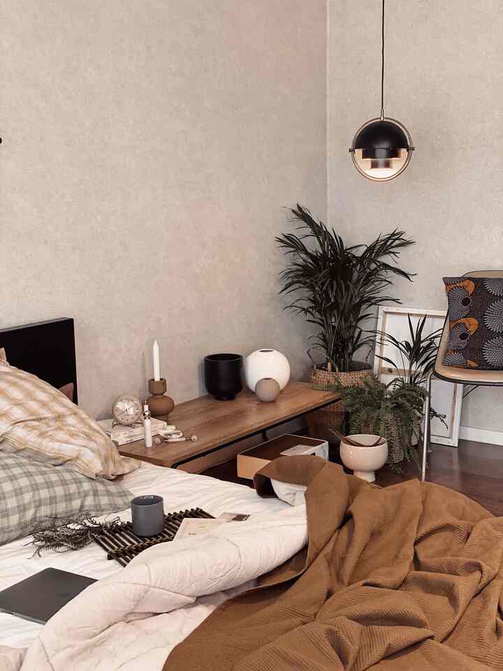 居心地の良い寝室の装飾🤎

#hometour #bedroom #bedroominterior #bedroomdecor #homestyling #plant #Planterrier #vase #candle #candleholder #bedding #lamp #gubi #woodtable #vintagechair
