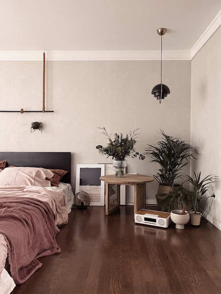 🌱🌱

#hometour #roomtour #bedroom #bedroominterior #bedroomdecor #bedding #Planterrier #plant #plantinterior #coffeetable #vase #lamp #lighting #posterframe #Bluetoothspeaker 