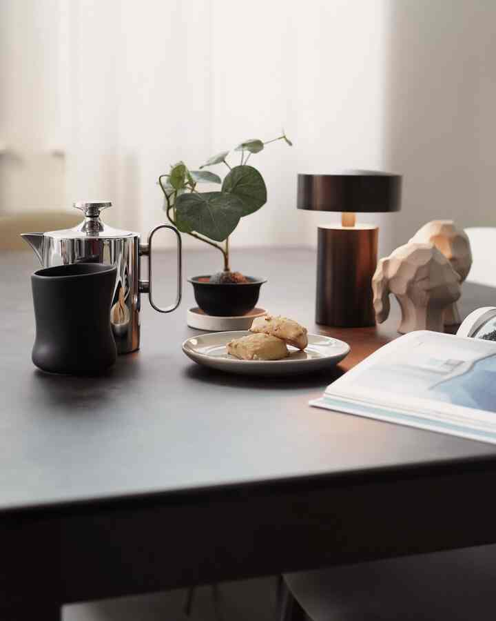 Tea time ☕️ 


#teatime #teapot #teacup #plate #staub #lamp #lighting #tablelamp #plant #sculpture #desert 