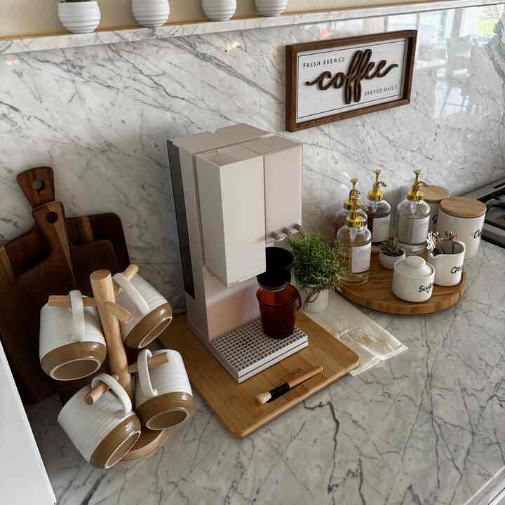 A cozy coffee corner really makes the morning routine wonderful
#minimalistkitchen #coffeemachine 