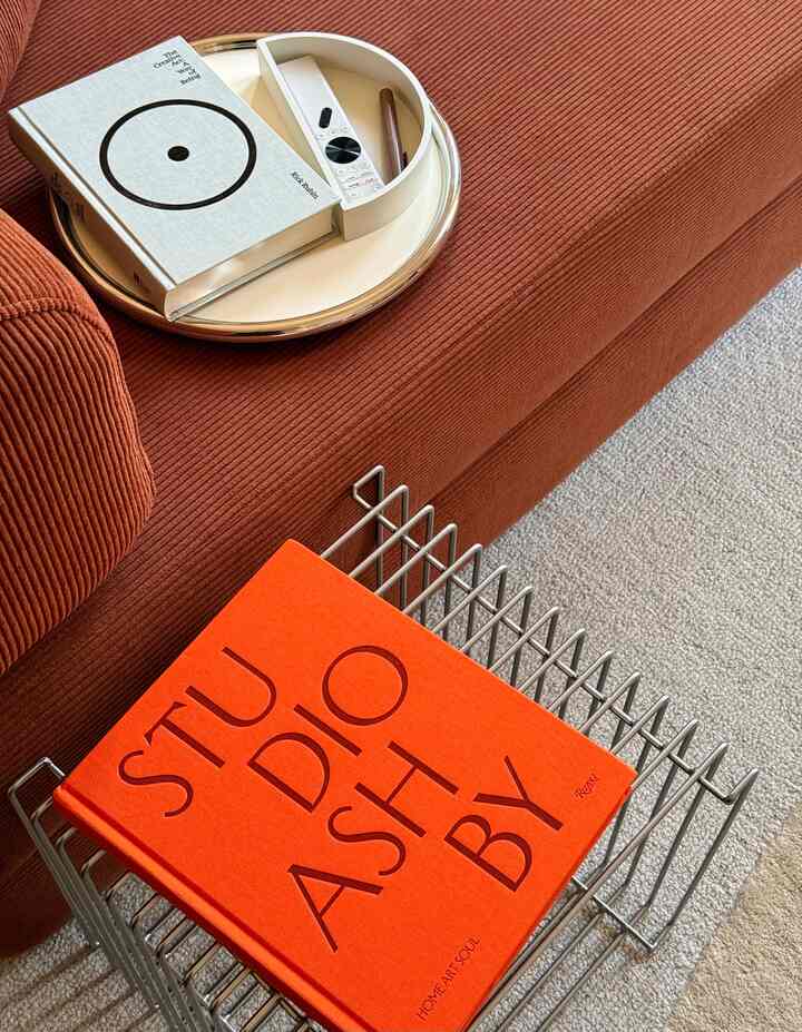 Pop of orange🍊& metal accents
#livingroom #coffeetablebook #book #sidetable #metal #accents #쇠테리어 #contrast #cozy #metallic #orange #pop #color