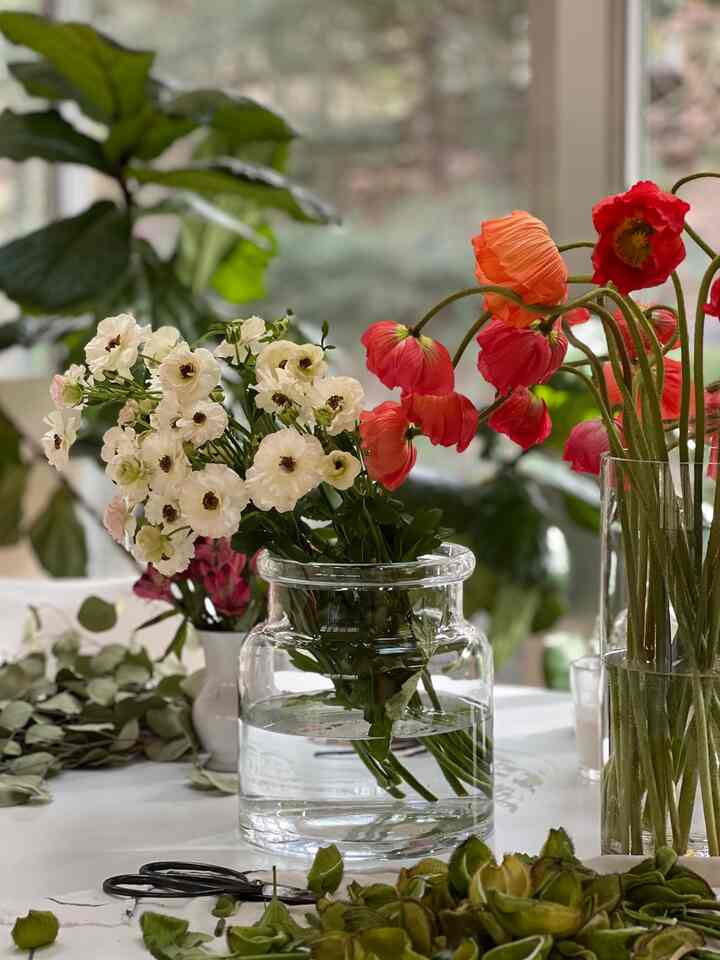 Flowers dump #springdecor #cozydecor #flowerdecoration #diningroomtable #diningroom 