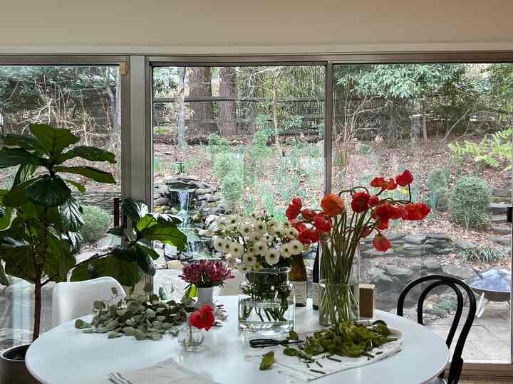 Diningroom with flowets #diningtable #knoll #table #chairs #flowerinterior #flowerdecor #flowersonthetable