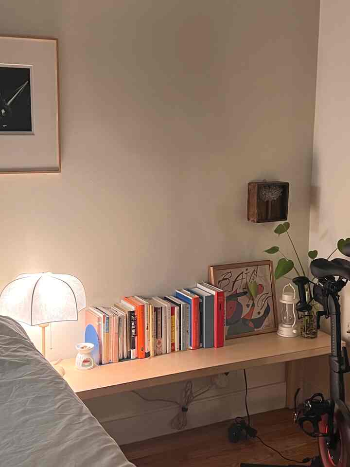 ベッドサイドのベンチを明るい色のものに変えました。私は木製家具ではクルミ材がお気に入りですが、最近は家にオーク材やバーチ材を取り入れることが多くなりました。
#寝室 #bench #artek #birch #artekbench #bedroominterior #bedroomdecor