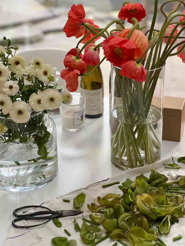 Flowers arrangement #diningtable #knoll #saarinentable #vase #glassvaee