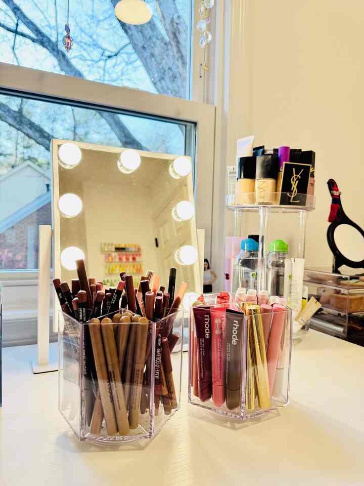 Every shade, right where you need it. 💄💖 Keeping your lip game organized has never been this easy! 

#organize #Organizecosmetics #cleaning #vanitymirror #vanityinterior #storageinterior #storageorganization #storage #Cosmeticorganizer 
