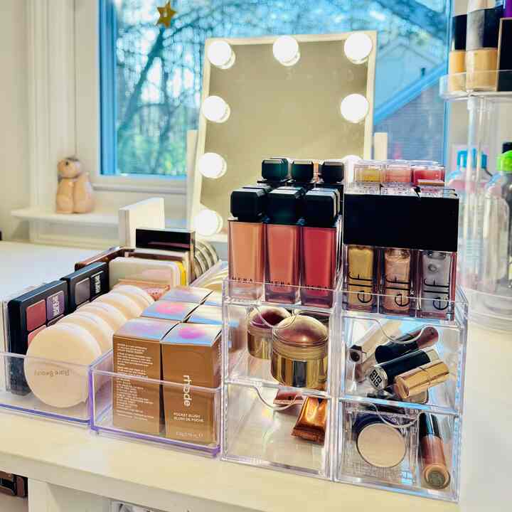 Good lighting + clear organizers = the ultimate beauty setup! 💡 

#vanitymirror #vanityinterior #cosmeticorganizer #organize #Organizecosmetics #storageinterior #storageorganization #storage #cleaning 