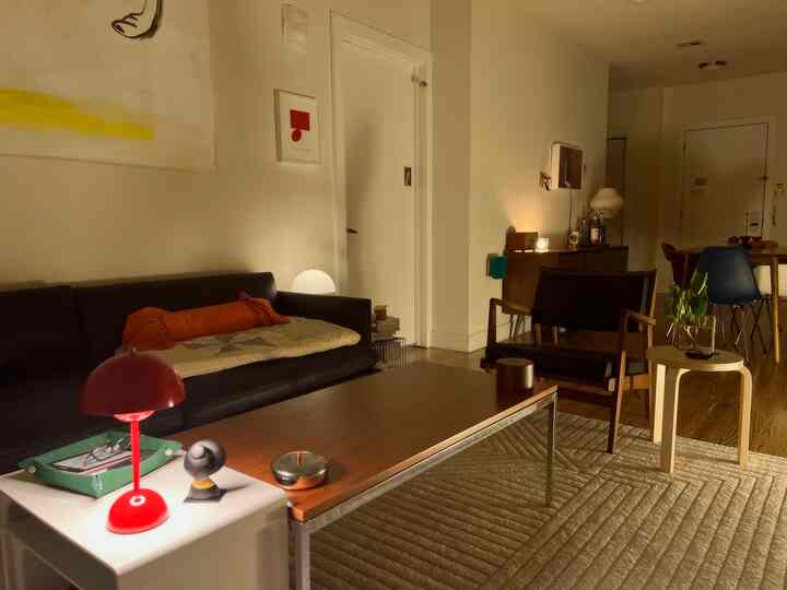 The world is quiet here.
#livingroominterior #livingroom #livingroomdecoration #nightview #nighttime #cozy 