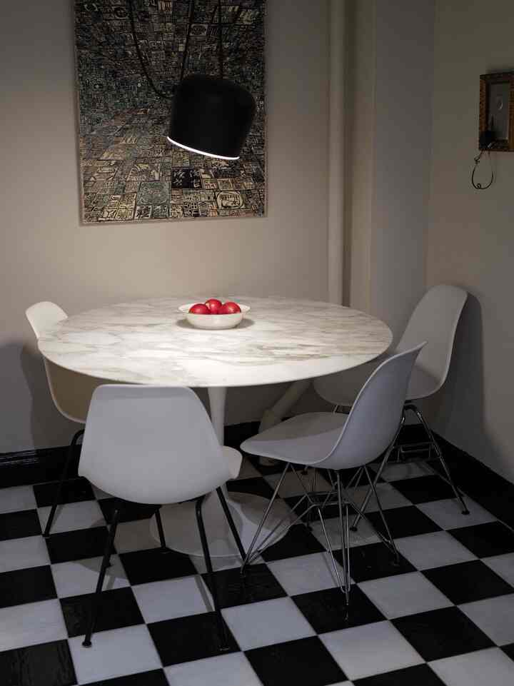 Apples are great decorations 

#knoll #HermanMiller #furniturearrangement 