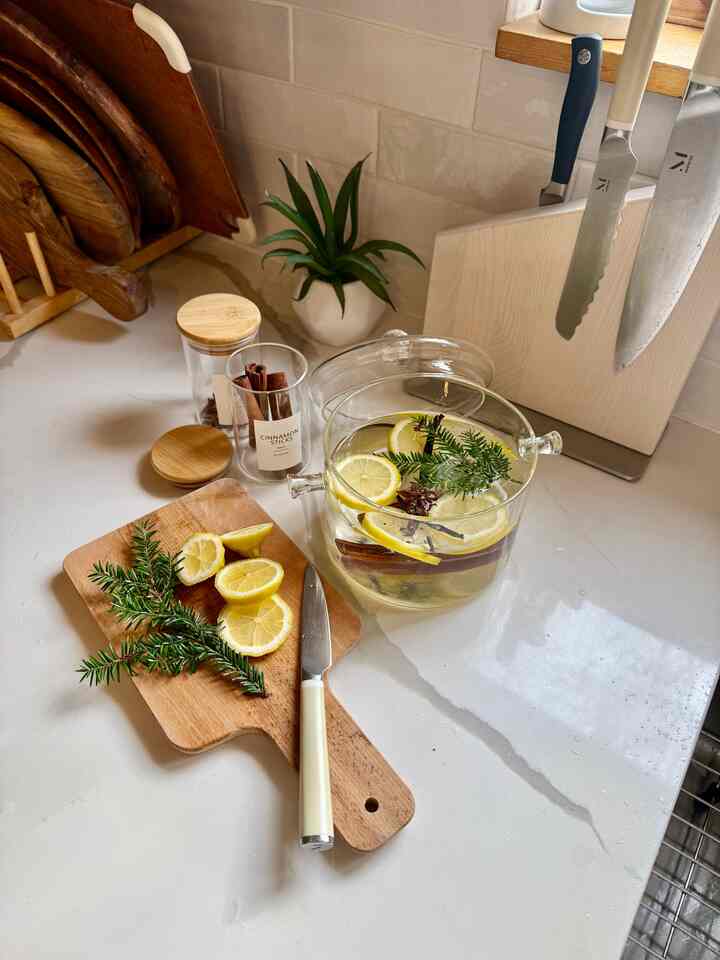 リラックスして安らぎを感じる心地よい香りを家の中に作り出すにはどうすればよいでしょうか?

自然で効果的な方法は、レモン、バニラビーンズ、シナモン、ローズマリー、または松の茎を鍋で煮込むことです。これらの材料から、家全体に広がる魅惑的な香りが生まれます!
#キッチン #scent #smell #candle #nature #natural #aroma #selfcare #relaxation #modern #calm #peaceful