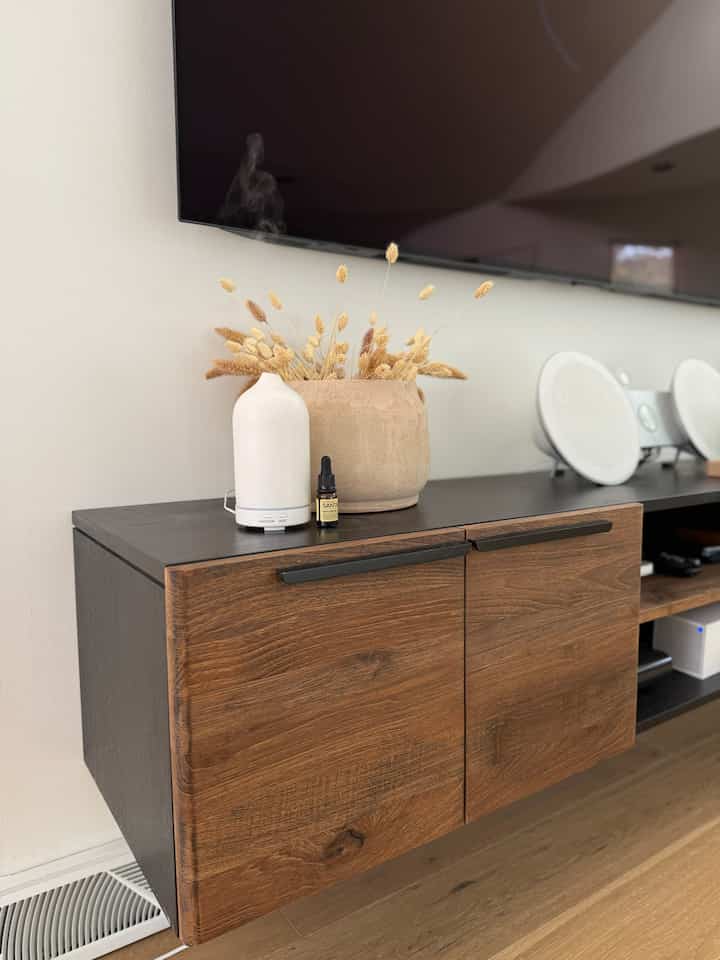 My preferred method to create a pleasant aroma as you enter my house is using an essential oil diffuser. I particularly enjoy the santal 33 scent, and this compact diffuser can fill your entire house with a delightful aroma. It also automatically shuts off when the water level drops.
#livingroom #modern #warm #selfcare #aroma #diffuser #essentailoil #santal33 