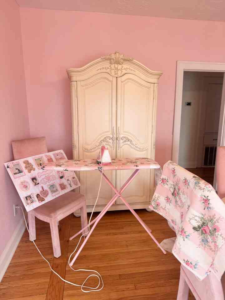 Tempat setrika kecilku di ruang makan kami ~ terobsesi dengan papan setrika merah muda baruku (dari Walmart seperti oke halo manis!!!) 🎀🎀 #pink #shabbychic #vintage #ironing #sewing
