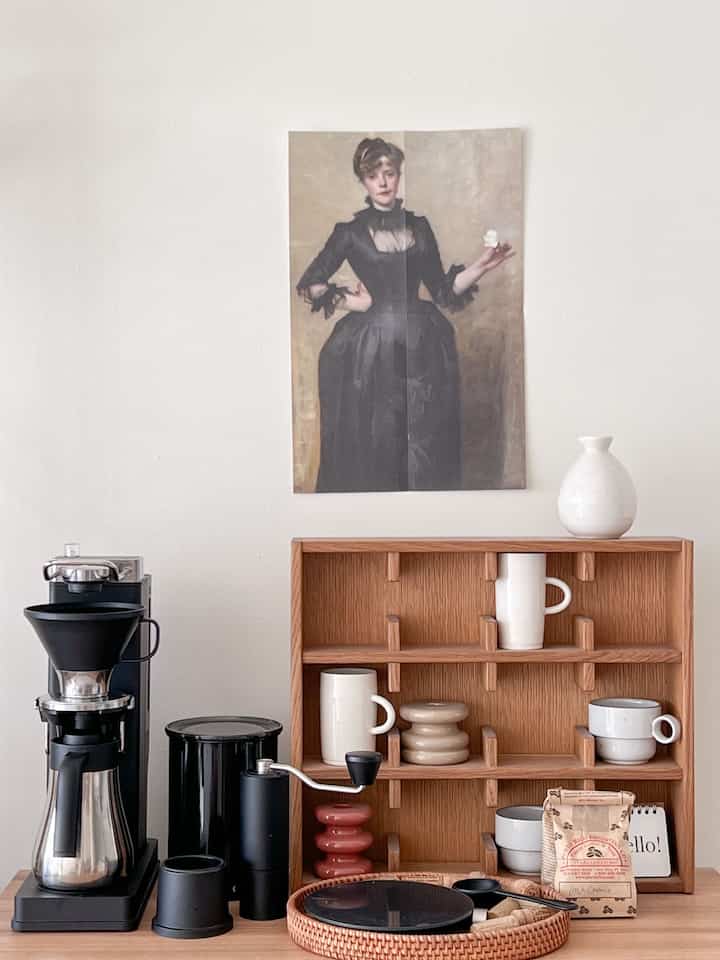 My favorite spot at home. There was no poster here originally, but I added this letter I got from The Met because I loved it. The captivating woman in the artwork adds such a charming vibe to my coffee zone.🤎

#coffeezone #coffeemachine #posterpicture #Postcard #Postcardinterior #posterinterior #woodenfurniture 