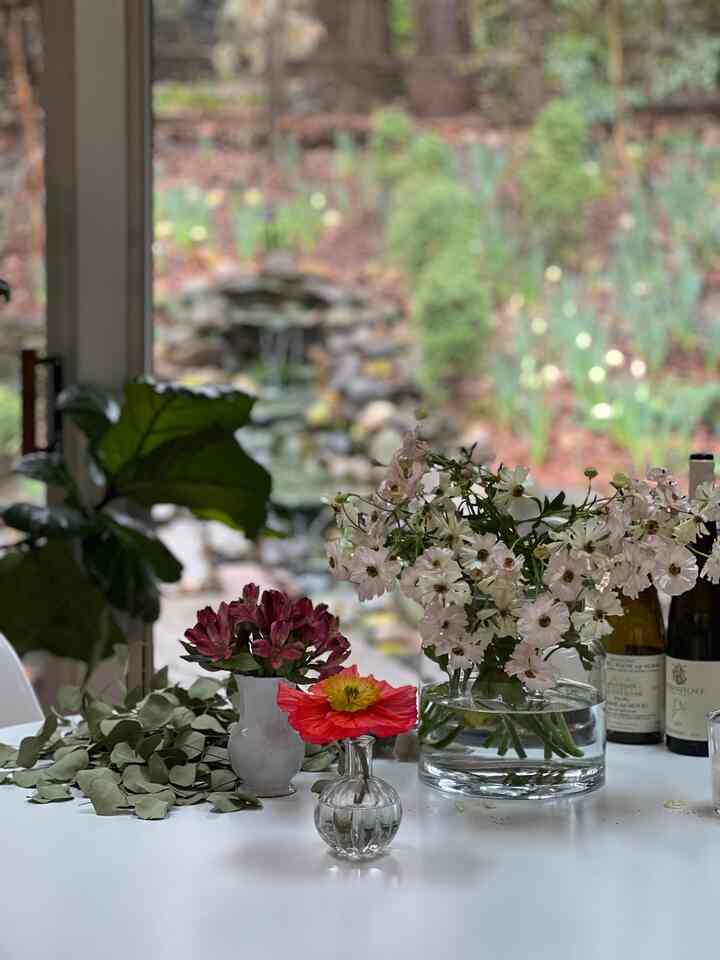 Flowers on the table #diningtable #diningroom #roomdecor #diningrabledecor #flowerdecor