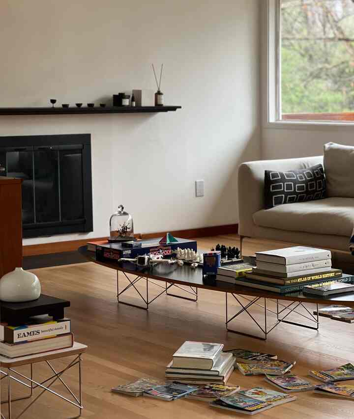 Suasana akhir pekan #livingroom #roomdecor #livingroomdecor #hermanmiller #sidetable #coffeetable #livingroominterior #livingroomfurniture