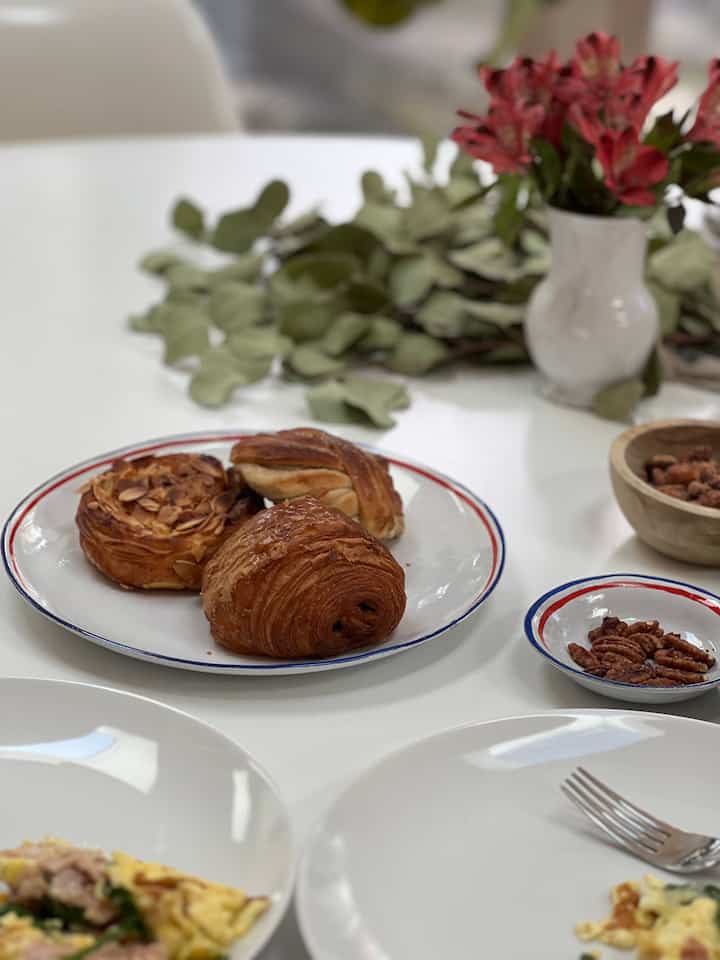 On the table #breakfasttable #tabledecor #diningtable #diningroom #diningtabledecoration #breakfastplating