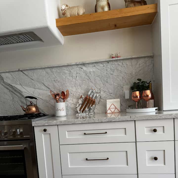 We love how spacious the kitchen is and the rose gold accents help tie everything together!
#kitcheninterior #rosegold