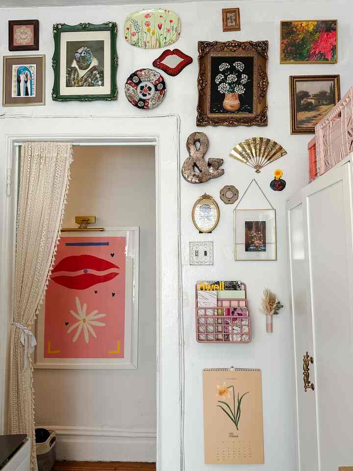 My quirky gallery wall in my kitchen is filled with found objects that have meaning! 
#kitcheninterior #maximalist #colorfulinterior #colorful 