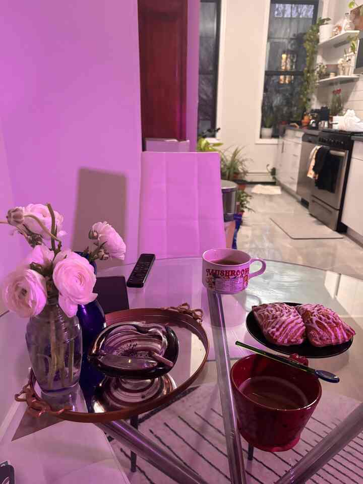 Teh dan kue-kue di malam hari

#perawatandiri #dinningtable #apartmentinterior #nyc #biophilichome #moodlighting