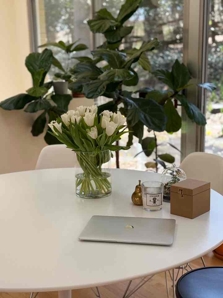 🤍 #knoll #diningtable #astierdevillatte #candle #diningroom #diningroomdecor #table #saarinentable #tulip #flowers #flowersonthetable #tabledecor