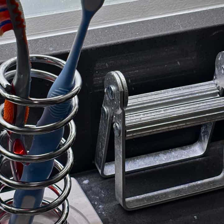 Stainless all the way 📎🩶

#bathroom #toothbrushholder #toothpastesqueezer #essentials 